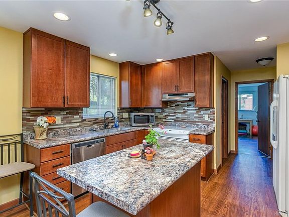 4th image of 224 W Woodbury Dr