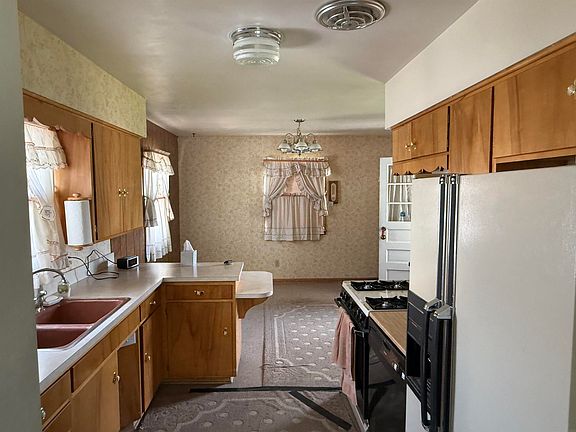3rd image of 835 Dena St