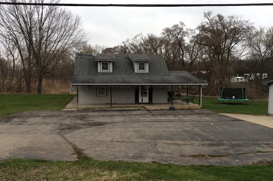 2610 W Grand River Ave photo 1