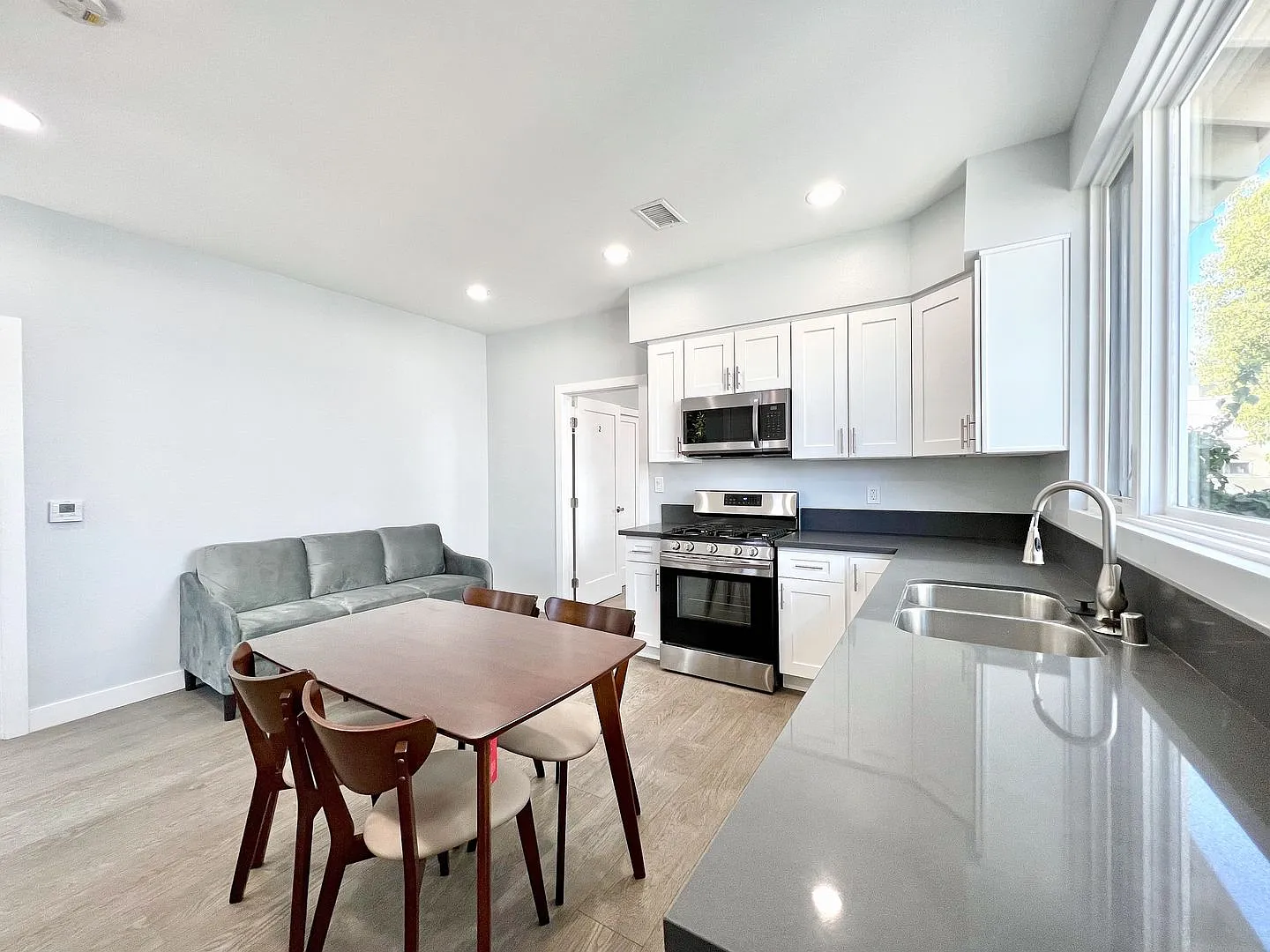 2641 S Budlong Ave — Photo 3