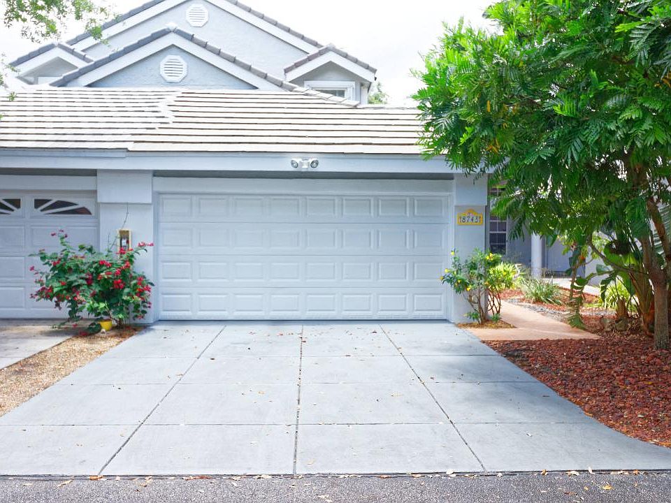 Freshly painted! 2car garage