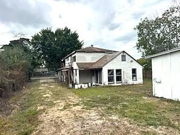 207 S 5th St, Highlands, TX 77562