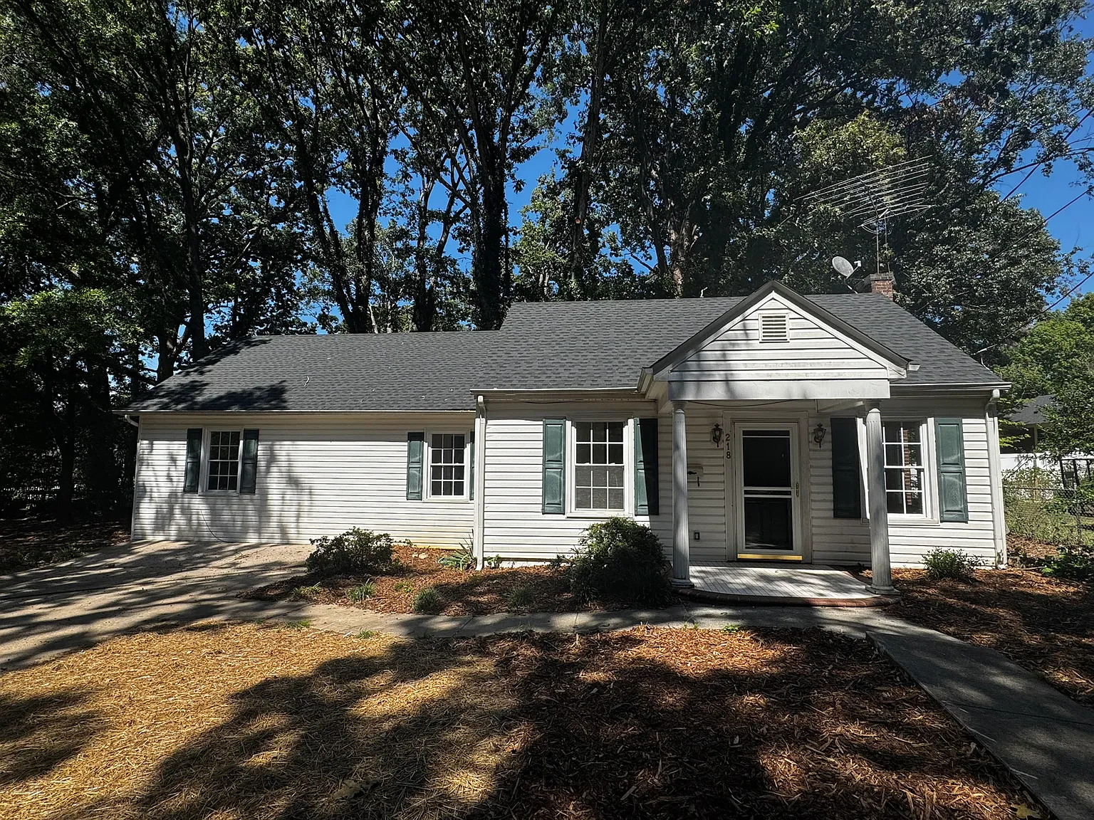 3 bed, 1200 sqft, $1,700 — Photo 1