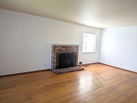 2nd image of 18439 Lakecrest Ct
