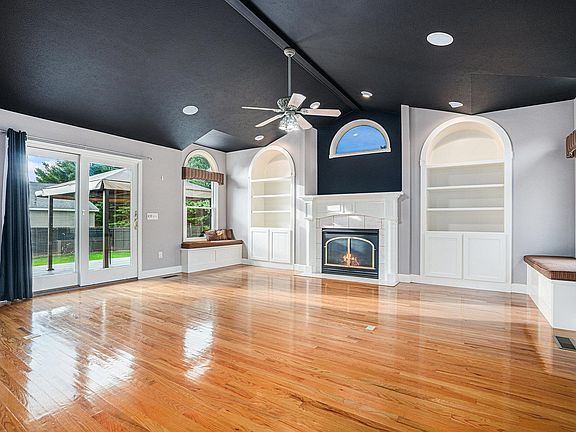 3rd image of 1005 Maplewood Dr