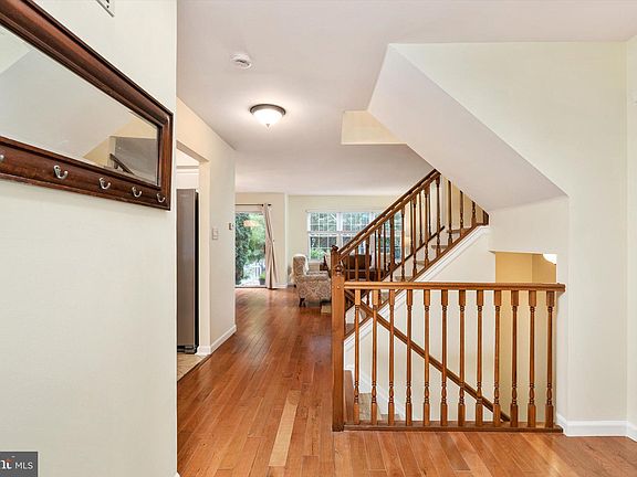 4th image of 13 Stanwyck Ct