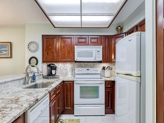 3rd image of 22 Village Las Palmas Cir