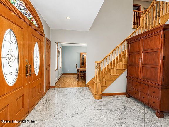 5th image of 20 Spruce Ct