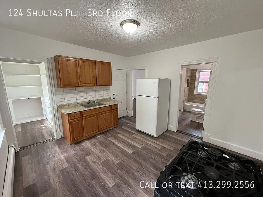 Spacious Three-Bedroom Apartment in the Heart of Hartford! — Photo 3