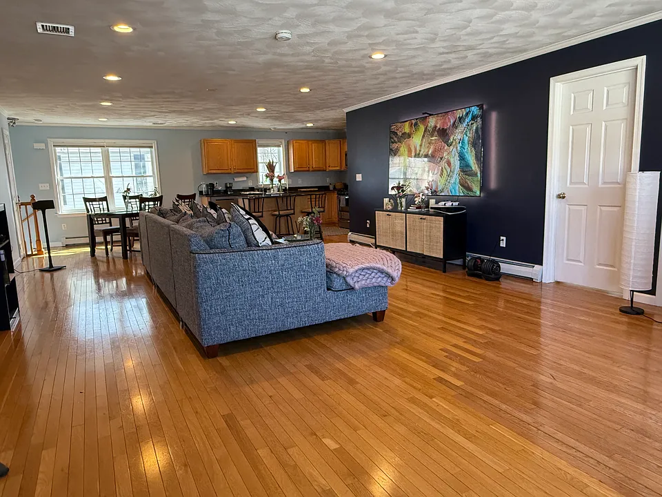 Beautiful Huge Livingroom with an open floor plan