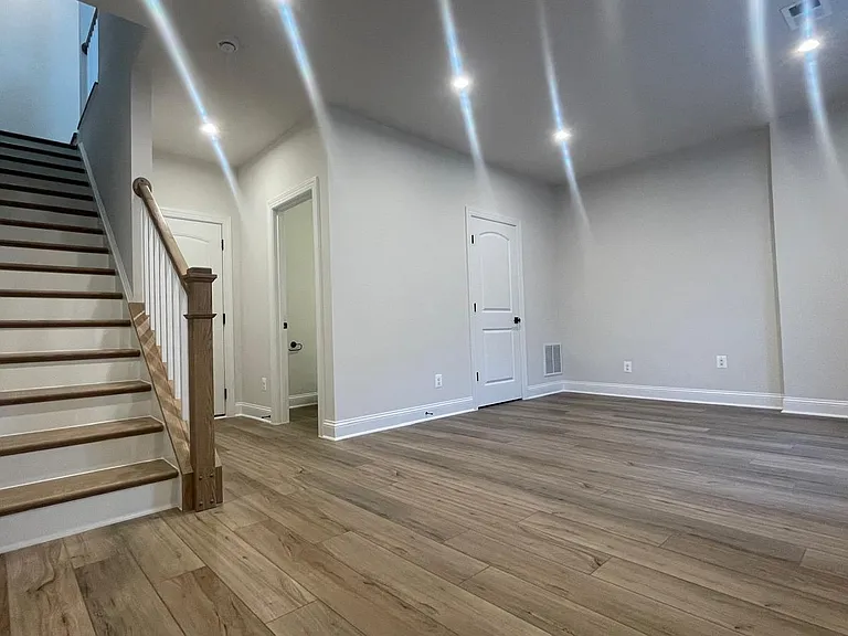 4006 Varick St — Photo 12