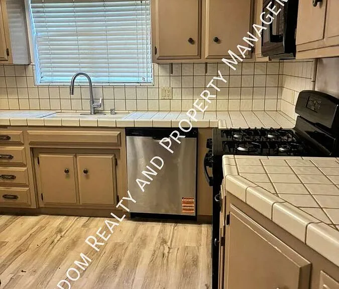 9117 Hoxie Ct — Photo 3