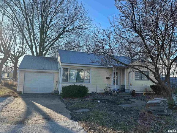 209 NW 2nd St, Casey, IL 62420