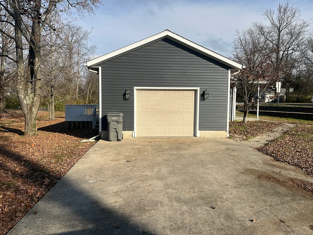 Building Photo - 105 S Greenbriar Rd