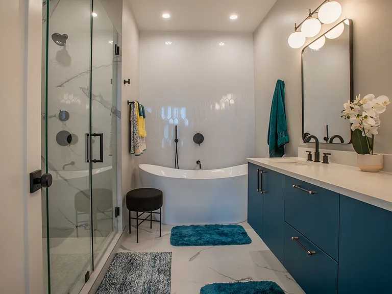 Primary en-suite Bathroom