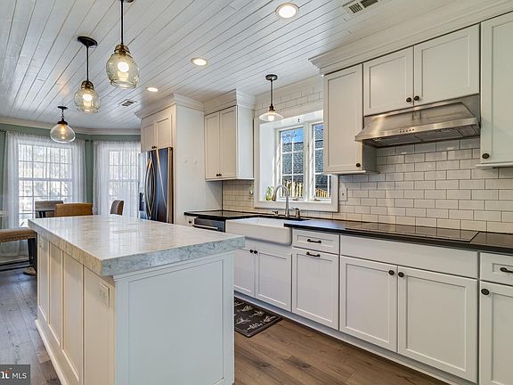 3rd image of 47960 Mayflower Dr
