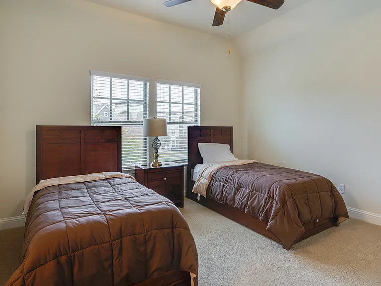 625 Surrey Ln — Photo 24