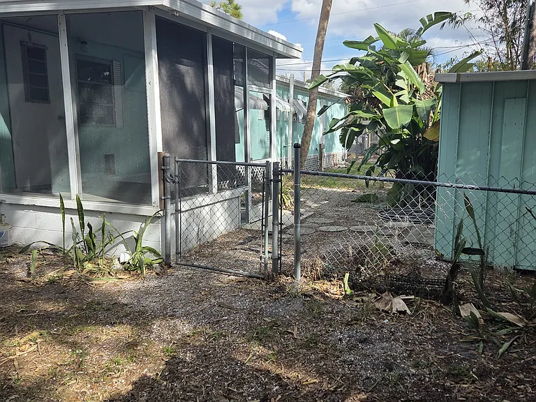 300 Pinewood Ave — Photo 31