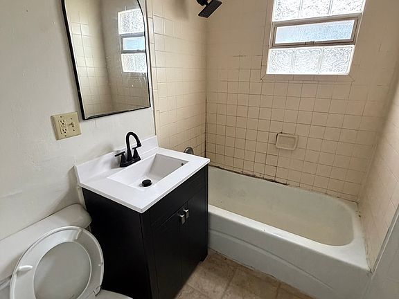 4th image of 2206 W Burnham St #2