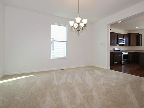 5th image of 220 Fieldstone Dr