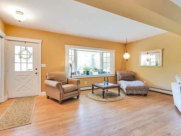 5th image of 98 Snedecor Ave