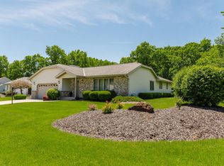 7425 S Hillendale Dr, Franklin, WI 53132