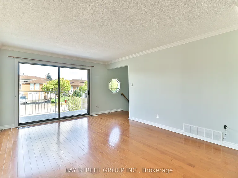 489 Fergo Ave #UPPER — Photo 12