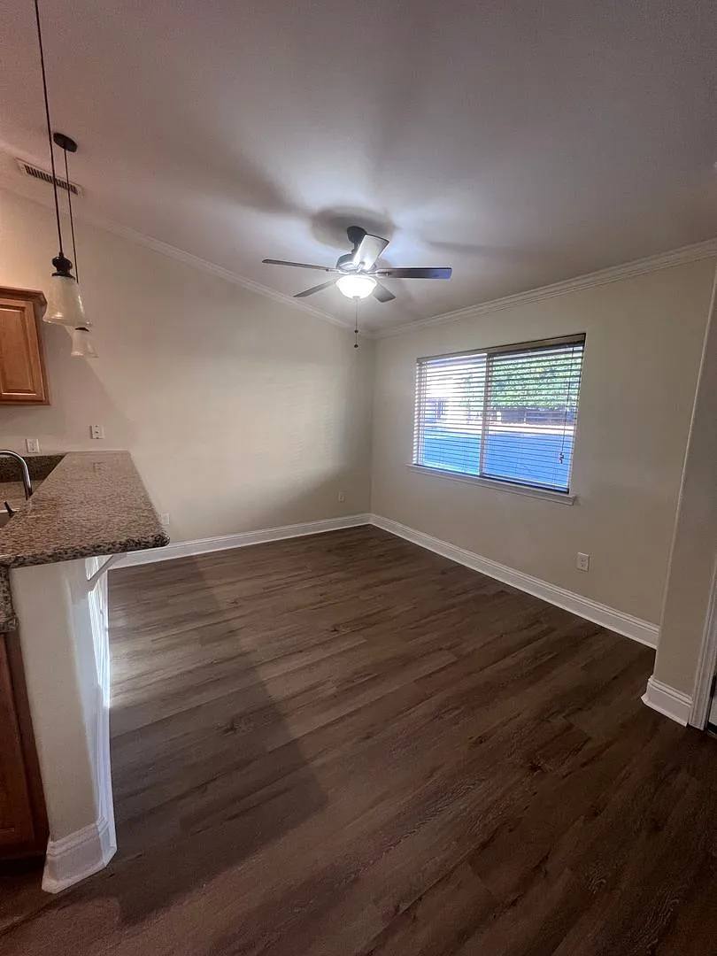 1211 Wurch Way 9-12 - 1211 Wurch Way 9-12, Redding, CA 96002 — Photo 3