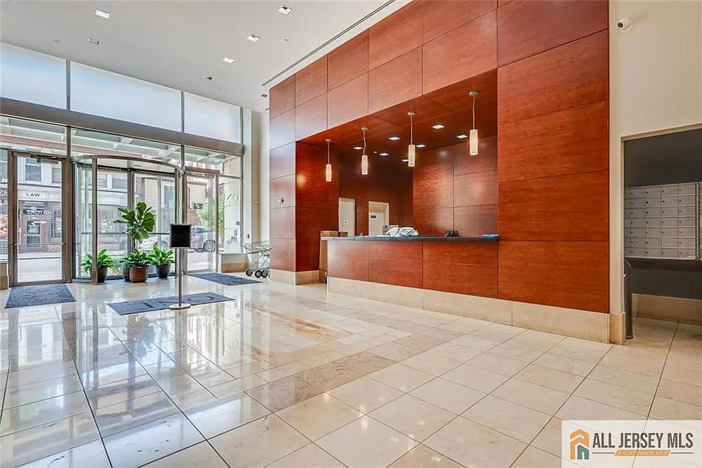 2 bed, 2.0 bath, 1295 sqft, $3,000 — Photo 4