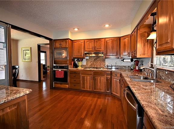 2nd image of 1002 High Vista Dr