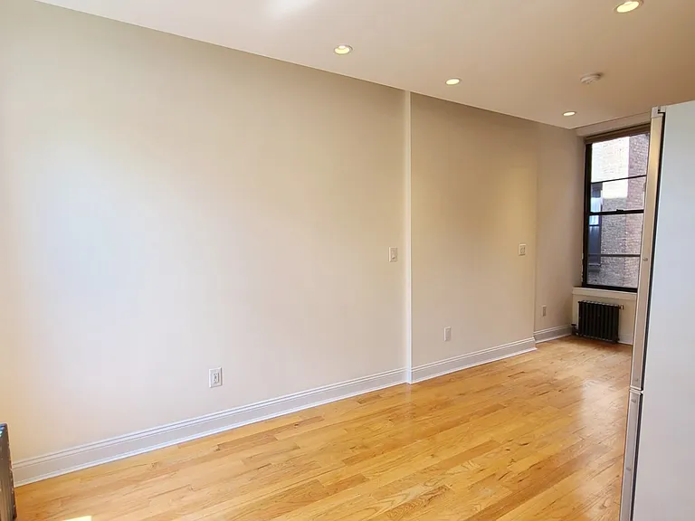 411 E 6th St #5B — Photo 4