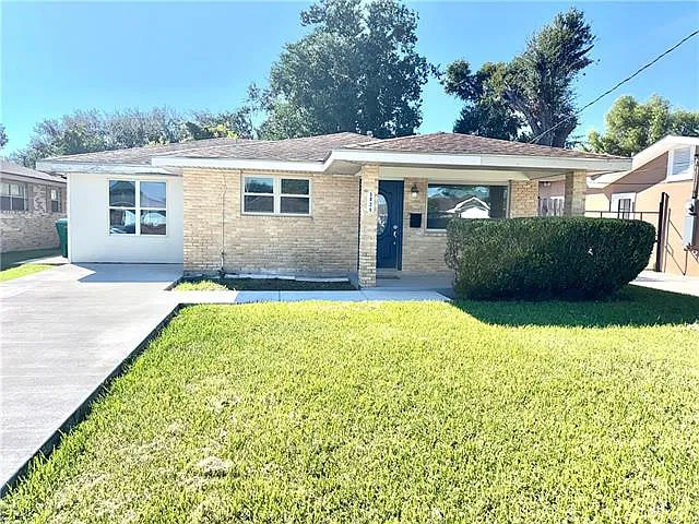 3 bed, 2.0 bath, 1400 sqft, $2,000 — Photo 1
