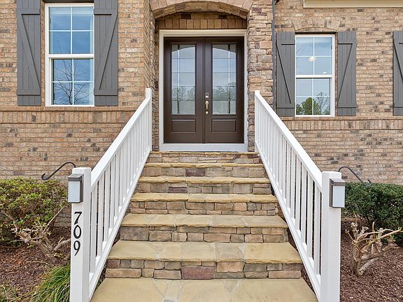 4th image of 709 Nijinski Way