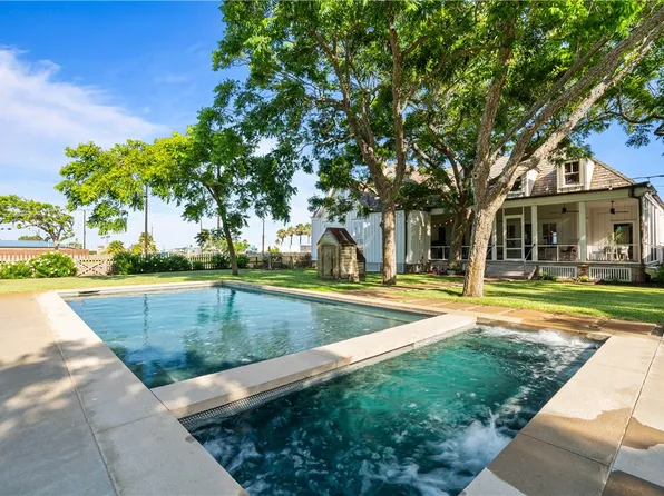 203 N Magnolia St, Rockport, TX 78382