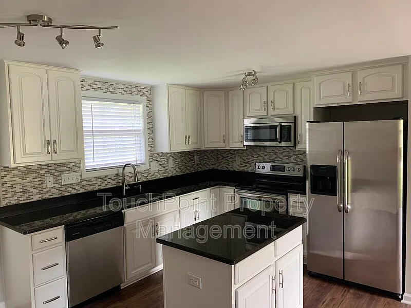 3 bed, 2.0 bath, 1152 sqft, $2,050 — Photo 2