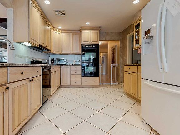 2nd image of 446 Hoffman Ln