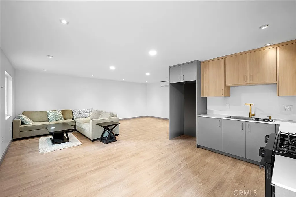 Studio, 550 sqft, $1,900 — Photo 2