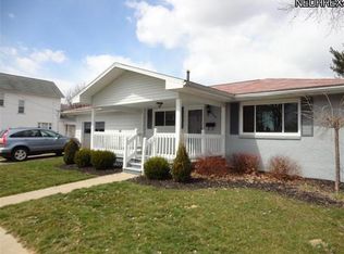 229 W 10th St, Uhrichsville, OH 44683
