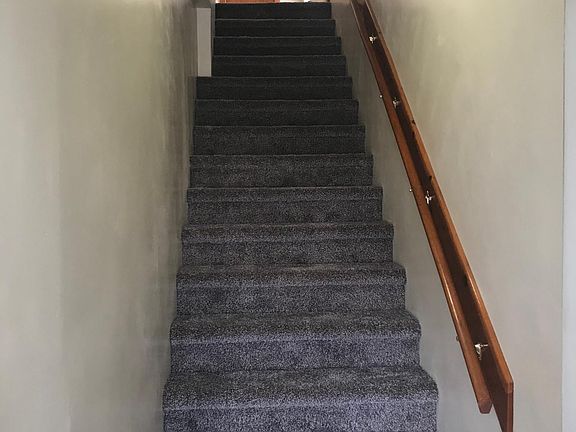 Stairwell to this apartment is very wide and accommodating for moving