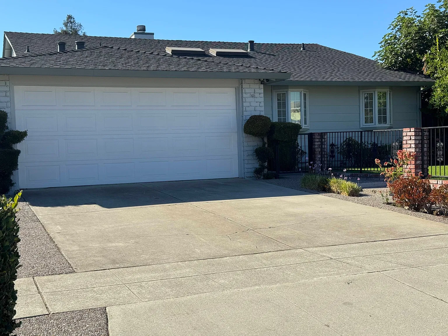 Large Single Family Home In Quite Neighborhood 3-bed, 2-ba — Photo 1