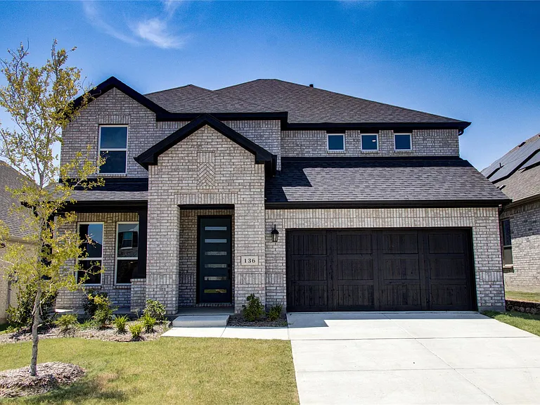136 Glenwood Dr — Photo 2