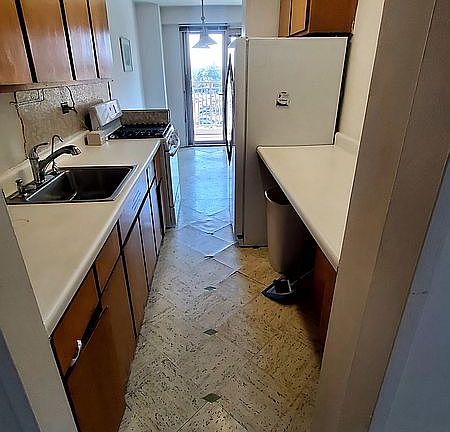 4th image of 2915 W 5th St APT 5B