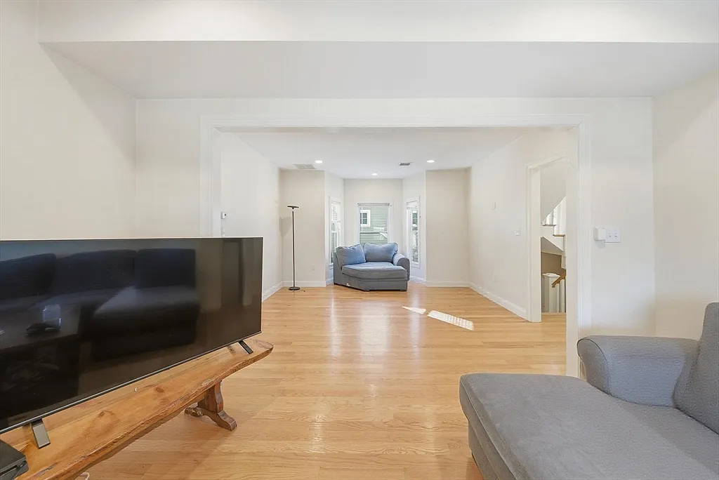 4 bed, 2.0 bath, 1624 sqft, $4,000 — Photo 2