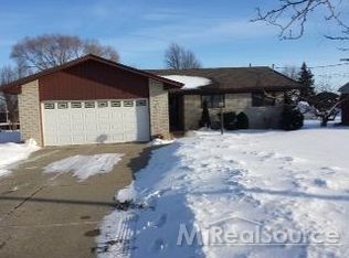 49616 Regatta Dr, New Baltimore, MI