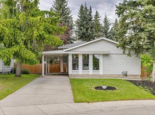 28 S Cantrell Bay SW, Calgary, AB T2W 2C2