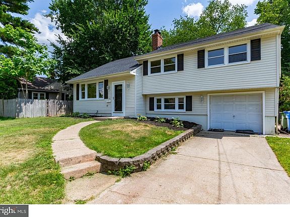 3rd image of 303 S Woodstock Dr