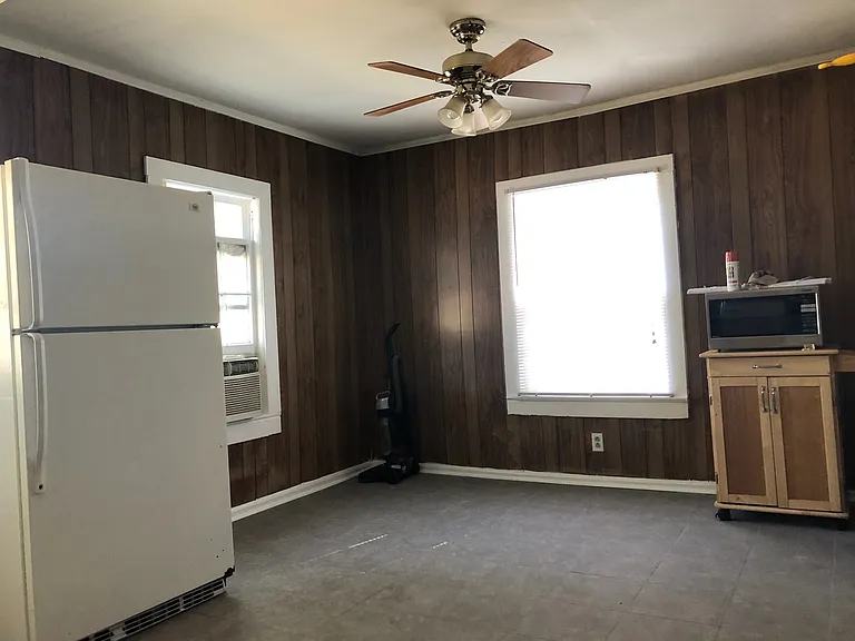 408 W Charlotte Ave — Photo 2