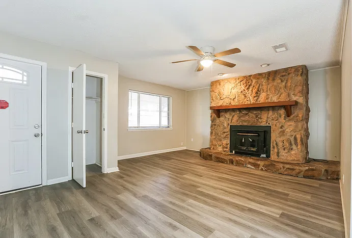 4 bed, 2.0 bath, 1329 sqft, $1,498 — Photo 3