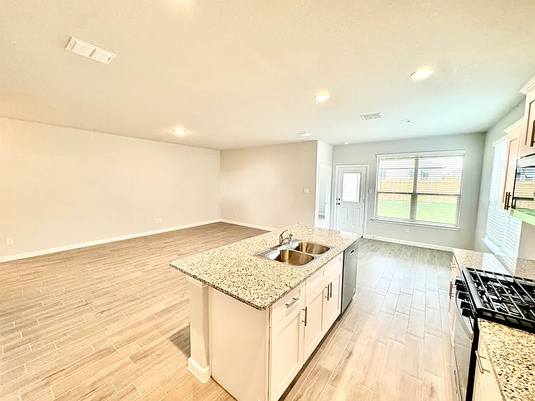 4308 Cornelia St — Photo 9