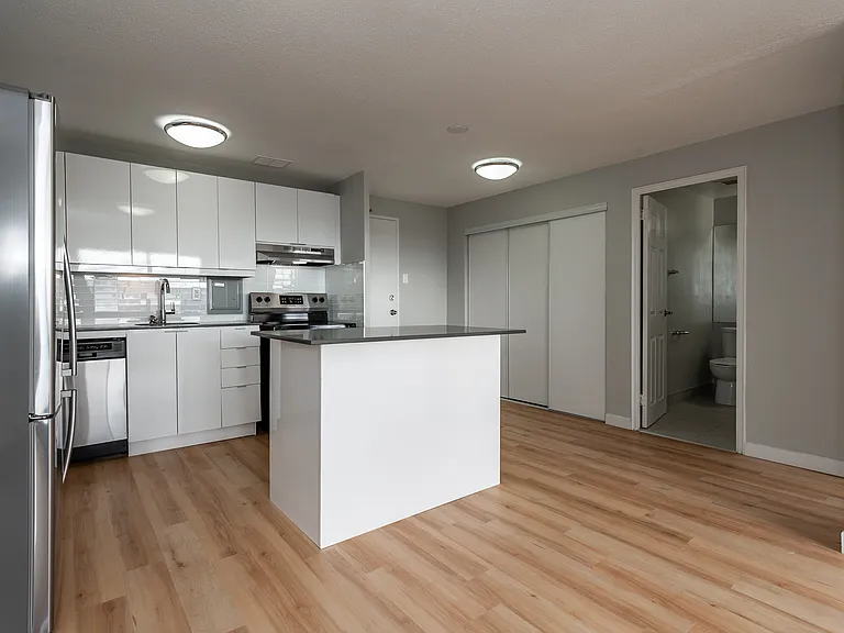 1161 Wellington St W — Photo 42